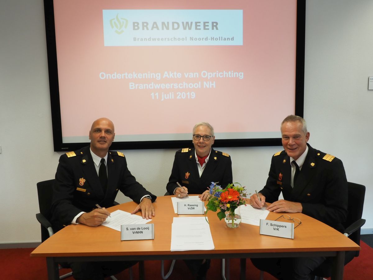 De ondertekening voor Brandweerschool Noord-Holland