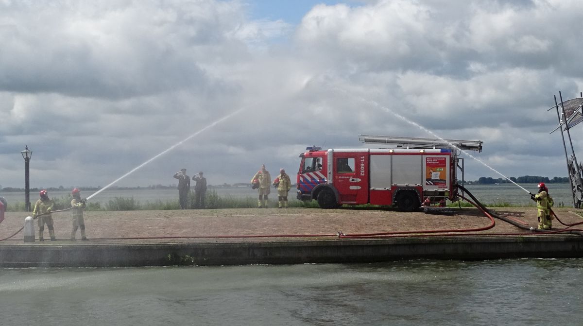 Foto van het ereteken door Brandweer Marken