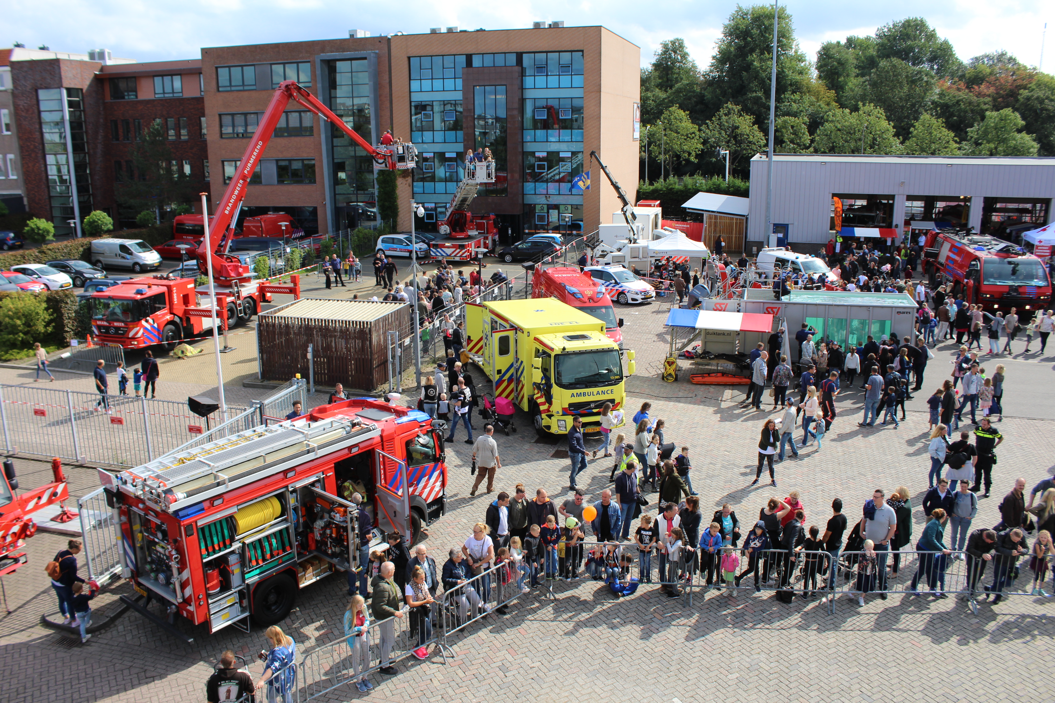 Een overzichtsfoto van de open dag van Brandweer Zaanstreek-Waterland