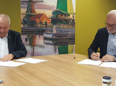 Ondertekening samenwerkingsconvenant door Frans Sier (directeur RAV Ambulance Amsterdam) en Ferdinand Strijthagen (Directeur Publieke Gezondheid). 