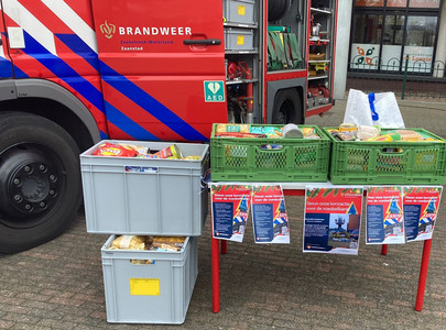 Volle kratten met houdbare producten voor de voedselbank