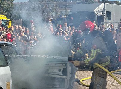 Demonstratie blussen van een autobrand