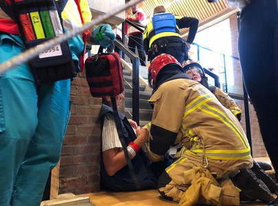 Foto van brandweerpersonen die oefenen op extreem geweld