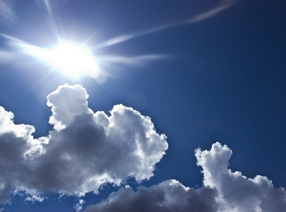 Een foto van de lucht met een felle zon.