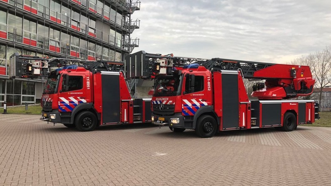 Foto van de twee nieuwe autoladders Brandweer Zaanstreek-Waterland
