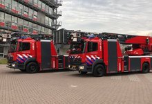 Foto van de twee nieuwe autoladders Brandweer Zaanstreek-Waterland