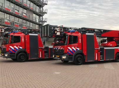 Foto van de twee nieuwe autoladders Brandweer Zaanstreek-Waterland