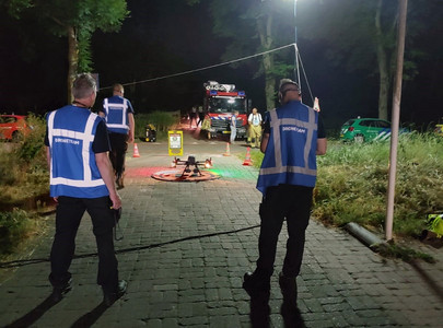 De brandweer zet een drone in bij de natuurbrand in het Purmerbos in Purmerend