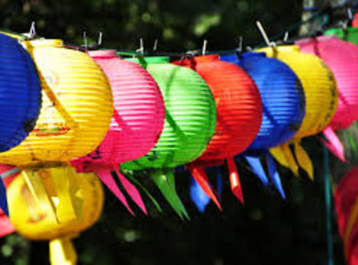Foto van hangende, gekleurde lampionnen