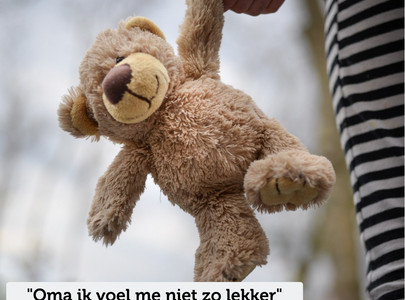 Foto van een kind dat een teddybeer vasthoudt. Daaronder de tekst: 'Oma ik voel met niet zo lekker'