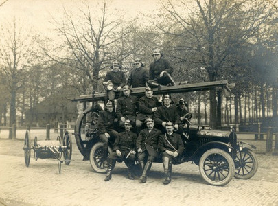 Trotse brandweermannen op hun nieuwe T Ford in 1924