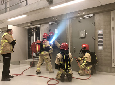 Brandweerpersonen die aan het oefenen zijn bij Justitieel Complex Zaanstad