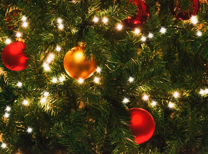 Foto van een versierde kerstboom