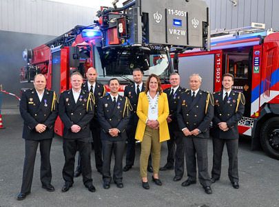 Burgemeester Ellen van Selm met brandweerofficieren van korps Purmerend