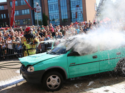 Blussen van een autobrand tijdens de open dag brandweer zaanstreek waterland 2019