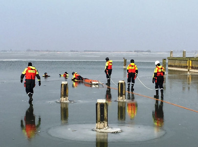 Een ijsredding door brandweermannen