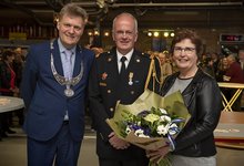 Burgemeester Hamming overhandigt een lintje aan de heer Van der Blom