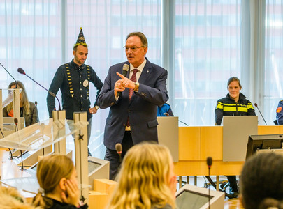 Foto van leerlingen die voorlichting krijgen over vuurwerk