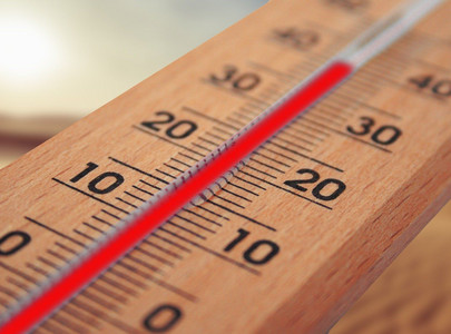 Een foto van een thermometer met een temperatuur van 40 graden.