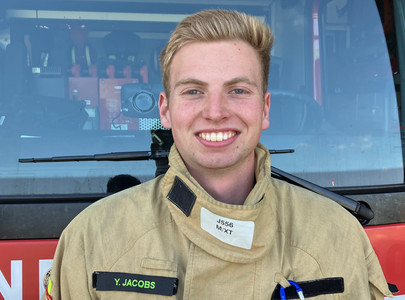 Yannick voor een brandweerwagen