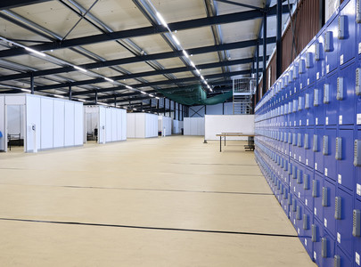 De crisisnoodopvang in de indoor sporthal van AV Lycurgus