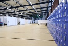 De crisisnoodopvang in de indoor sporthal van AV Lycurgus