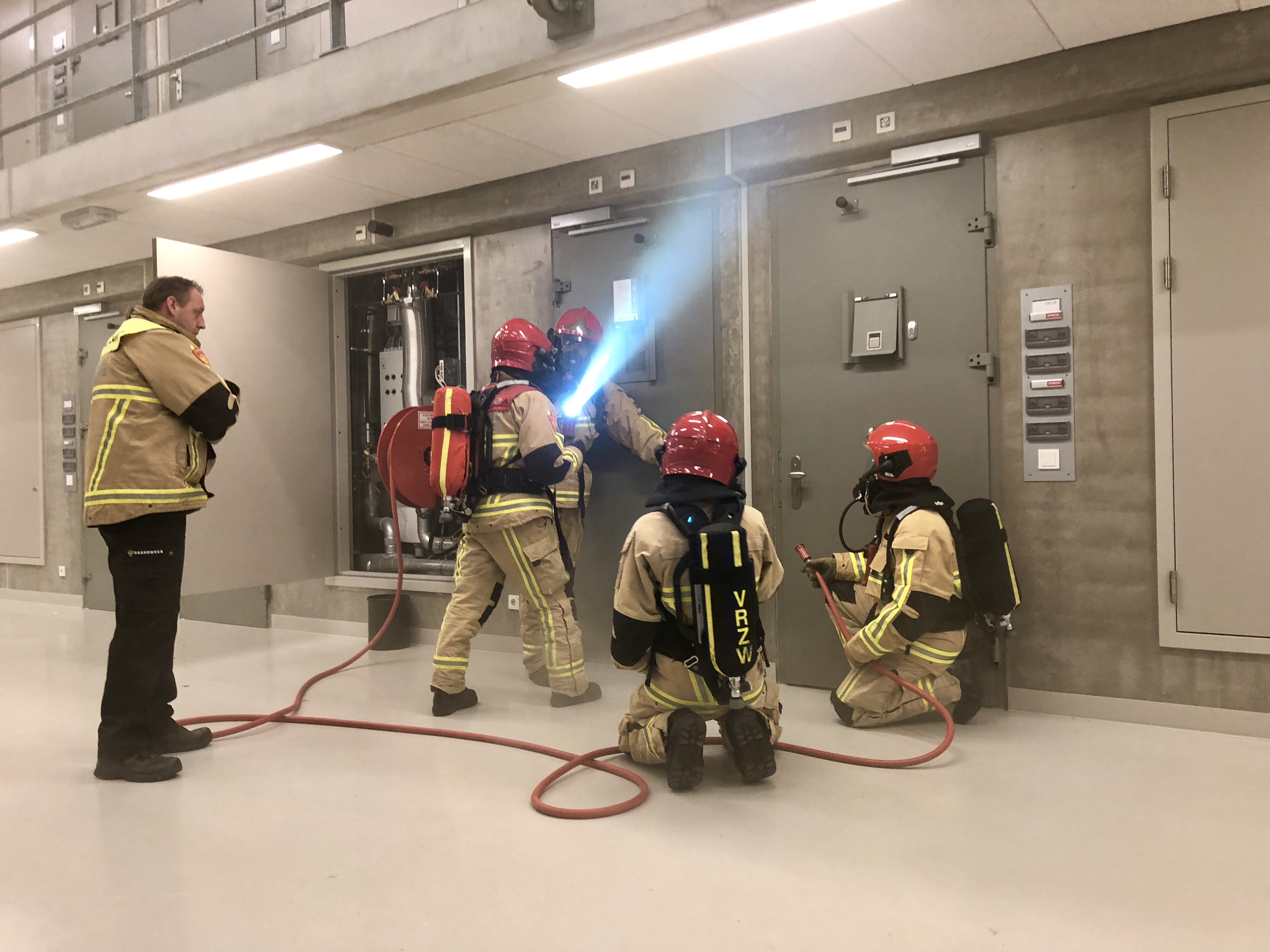 Brandweerpersonen die aan het oefenen zijn bij Justitieel Complex Zaanstad
