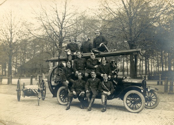 Trotse brandweermannen op hun nieuwe T Ford in 1924