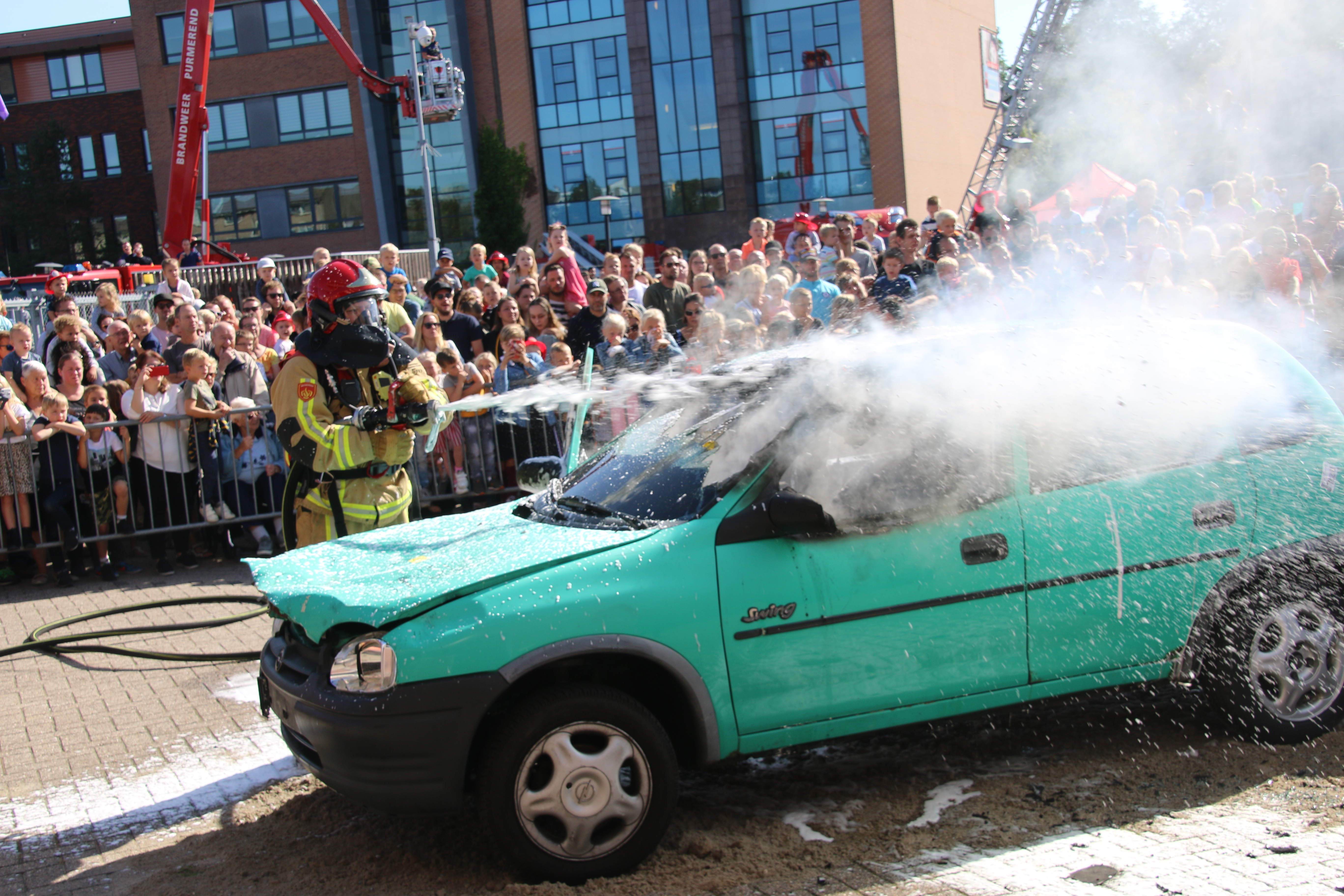 Blussen van een autobrand tijdens de open dag brandweer zaanstreek waterland 2019