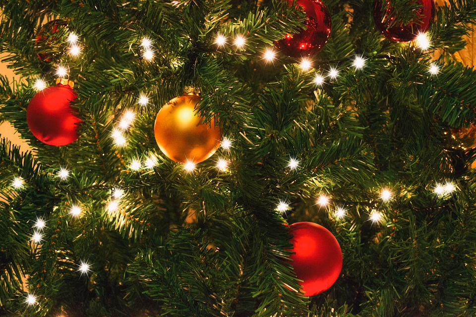 Foto van een versierde kerstboom