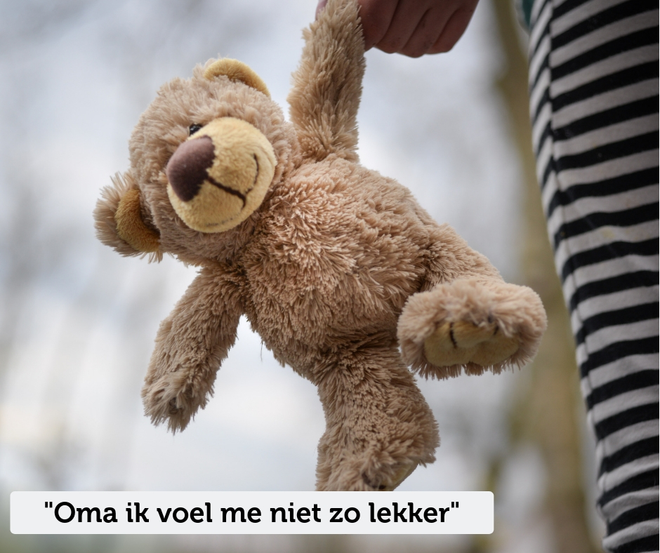 Foto van een kind dat een teddybeer vasthoudt. Daaronder de tekst: 'Oma ik voel met niet zo lekker'
