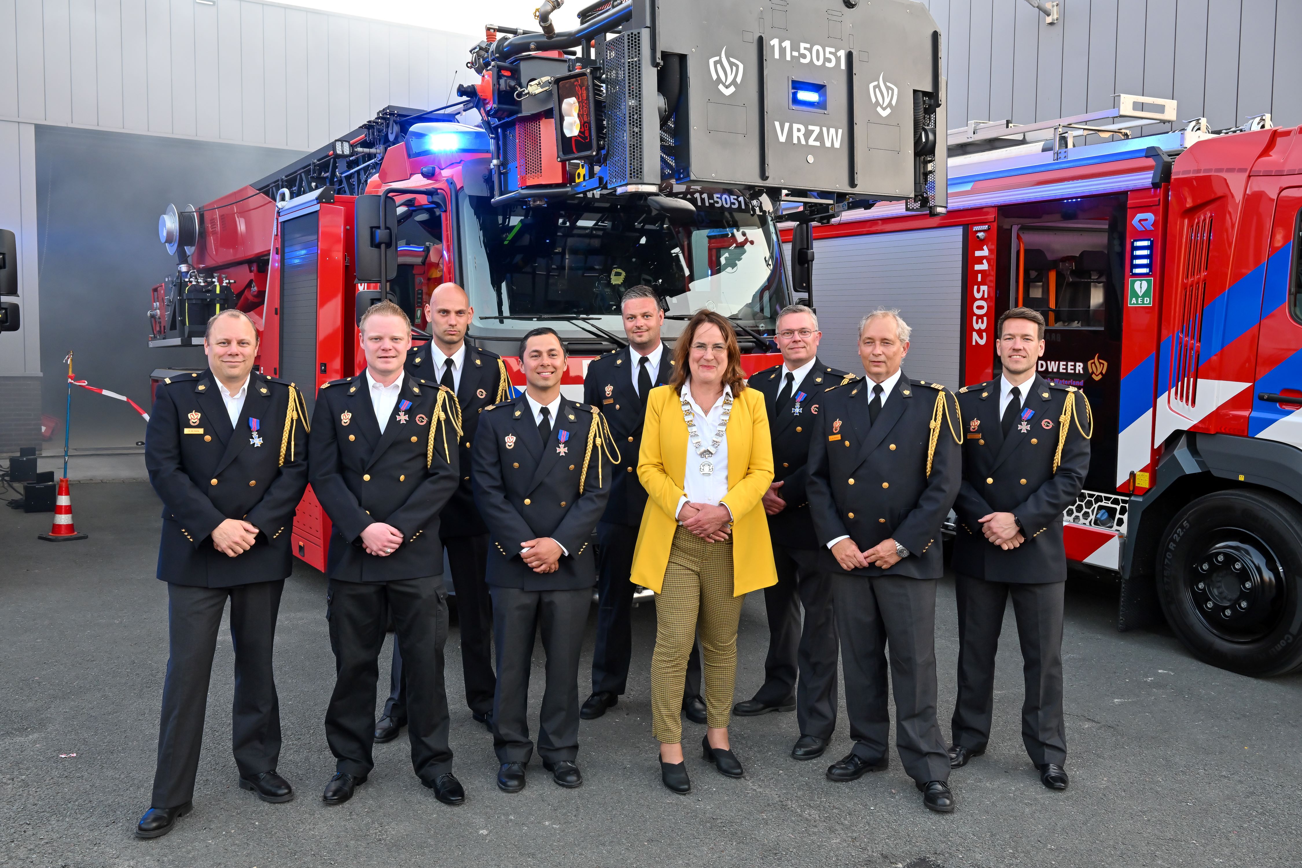 Burgemeester Ellen van Selm met brandweerofficieren van korps Purmerend