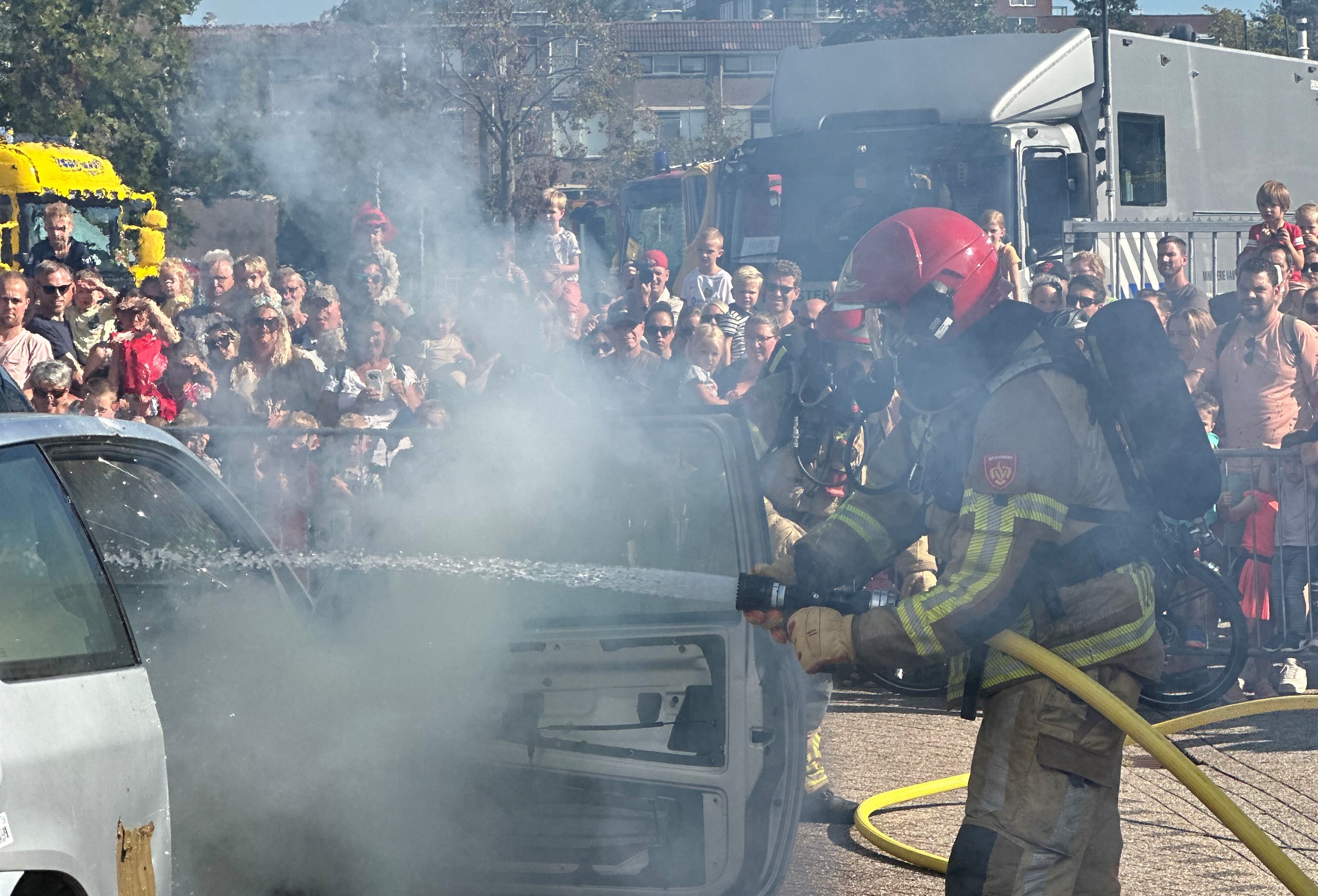 Demonstratie blussen van een autobrand
