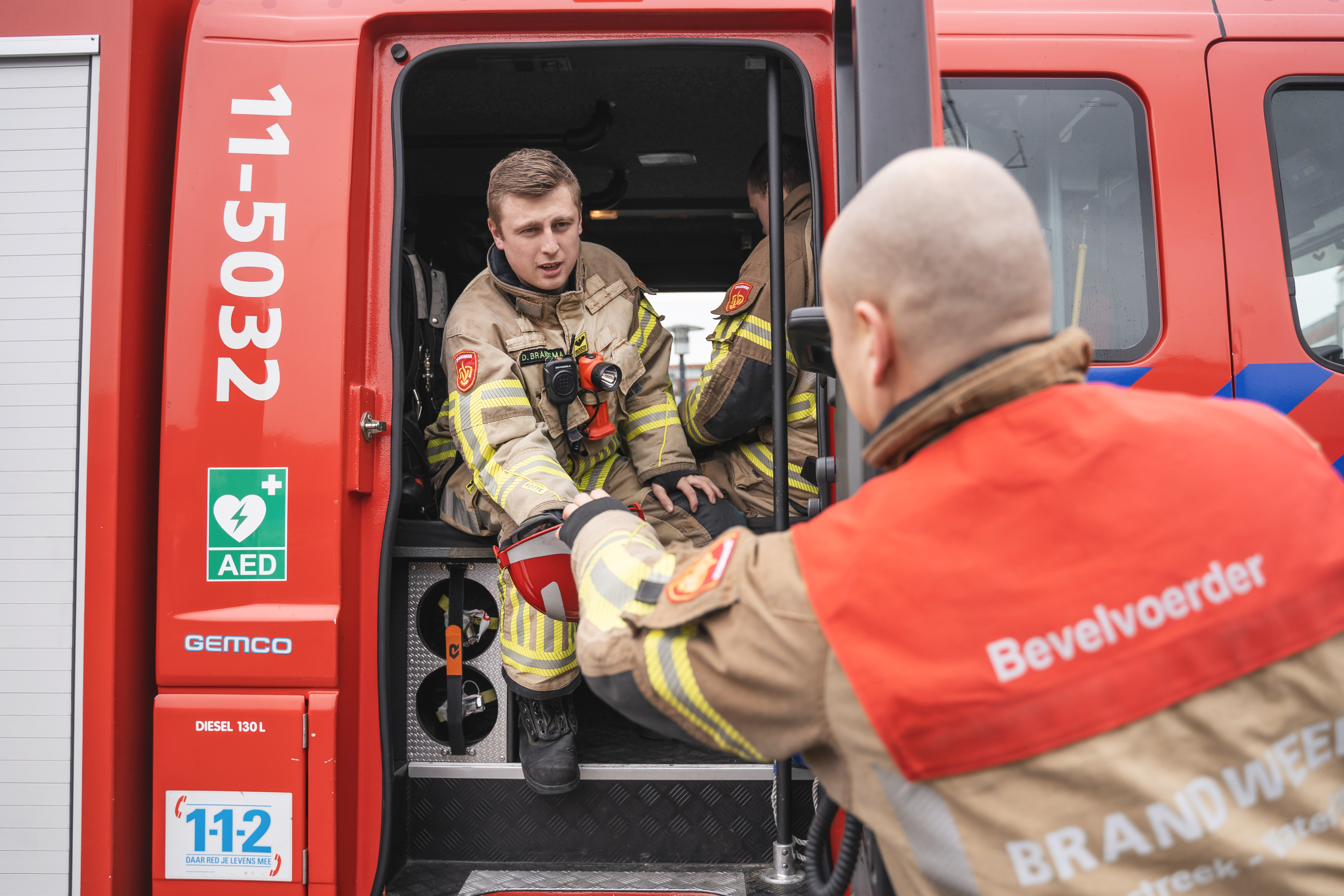 AED logo op brandweerauto