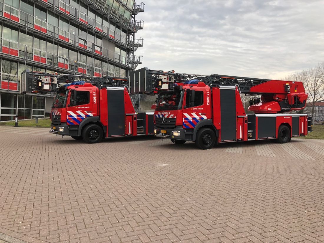 Foto van de twee nieuwe autoladders Brandweer Zaanstreek-Waterland