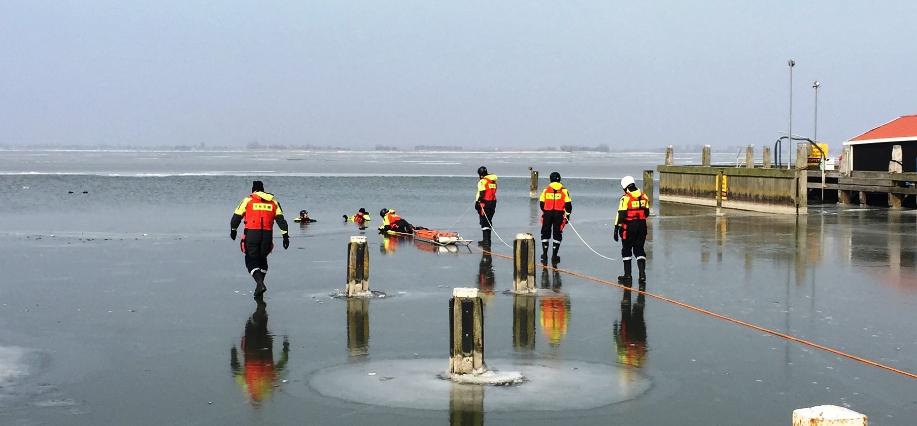 Een ijsredding door brandweermannen