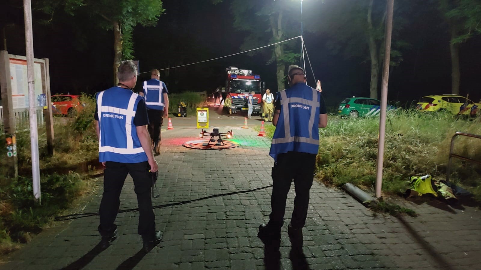 De brandweer zet een drone in bij de natuurbrand in het Purmerbos in Purmerend