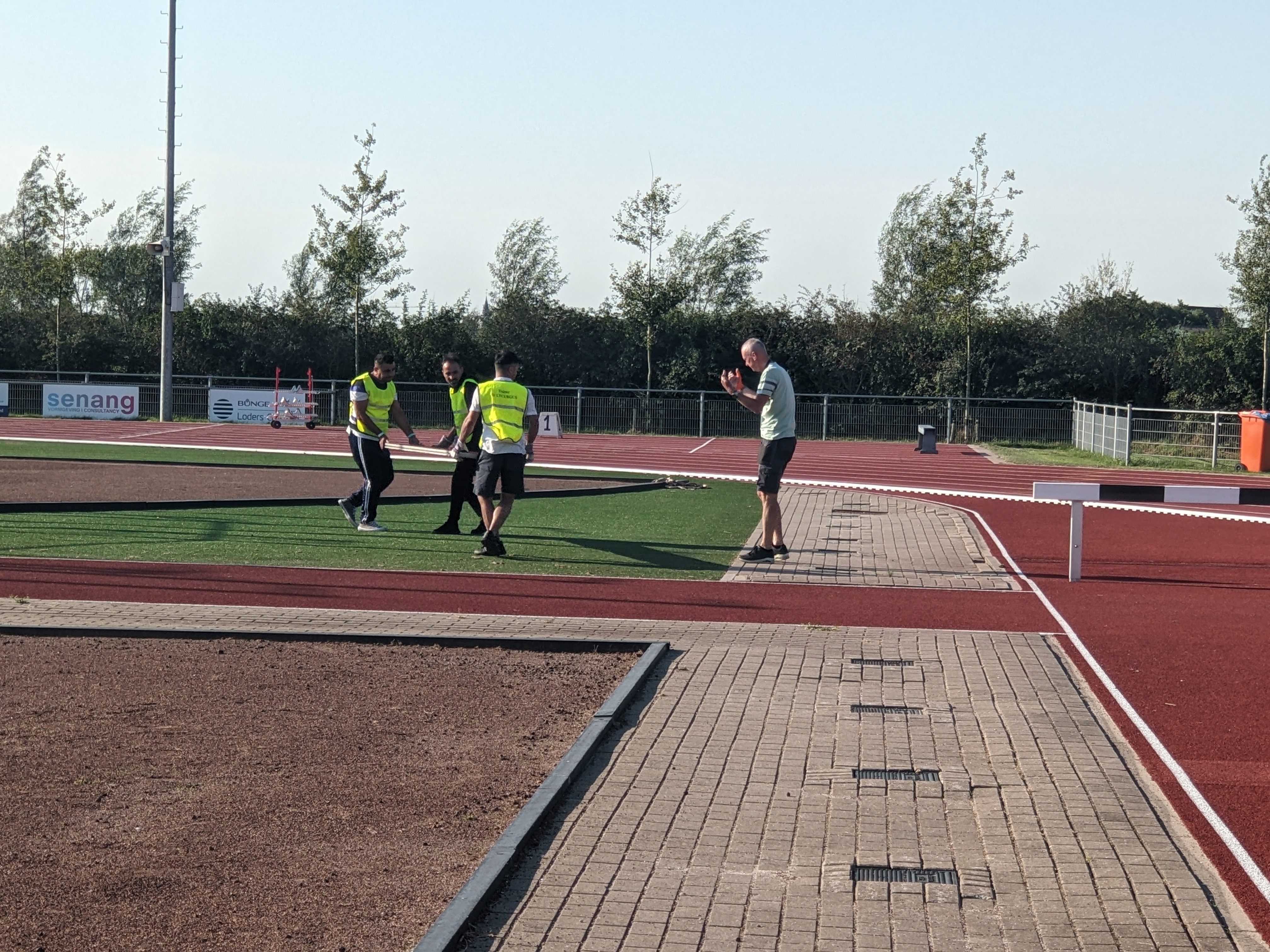 Bewoners van crisisnoodopvang helpen mij tijdens sportwedstrijd G atleten