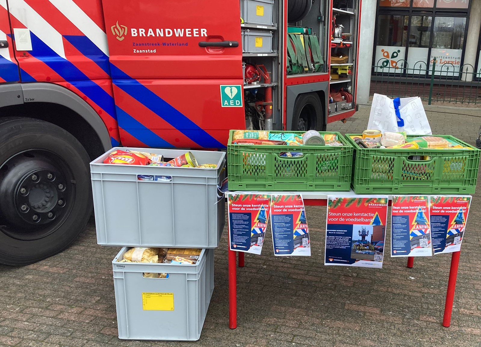 Volle kratten met houdbare producten voor de voedselbank