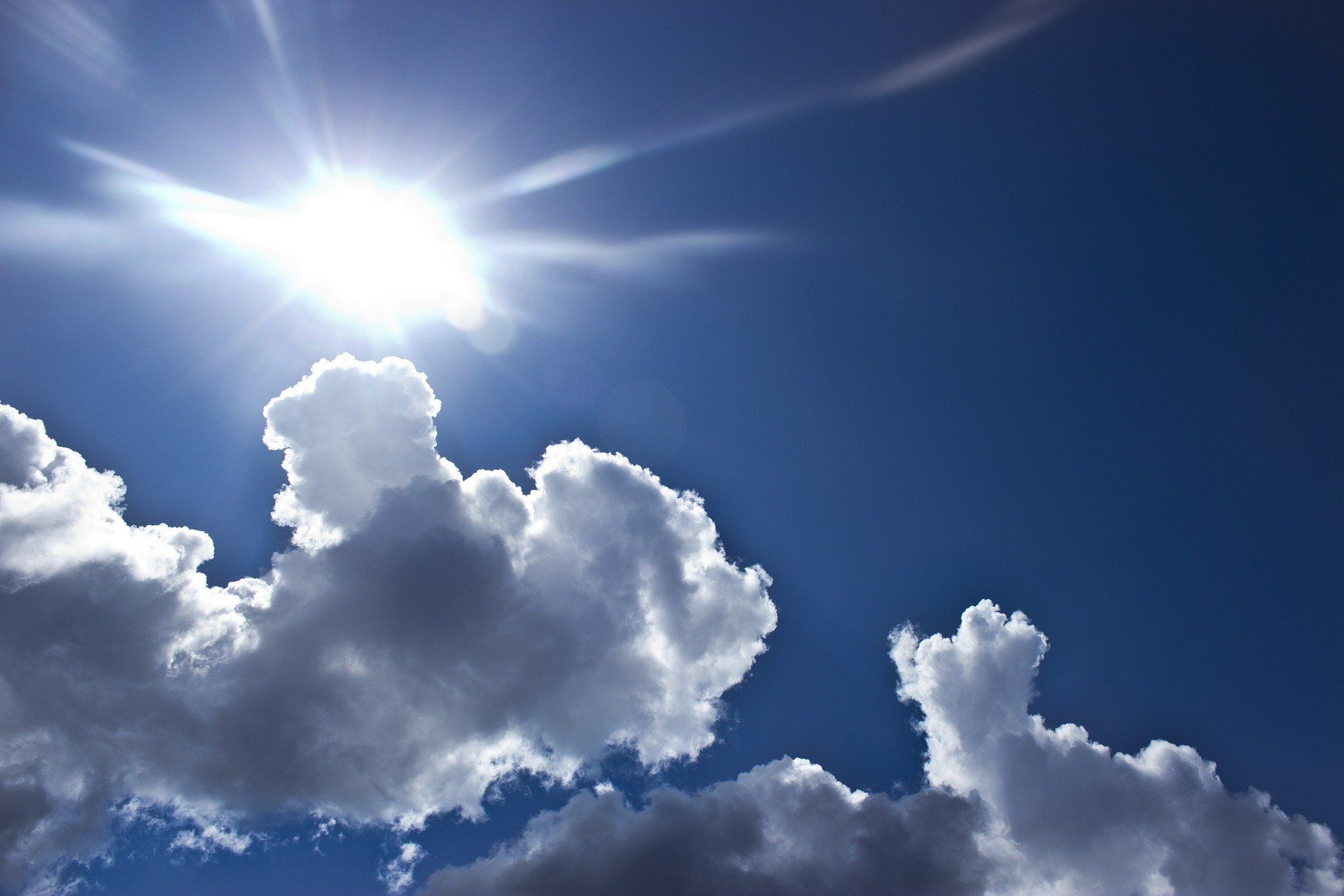 Een foto van de lucht met een felle zon.