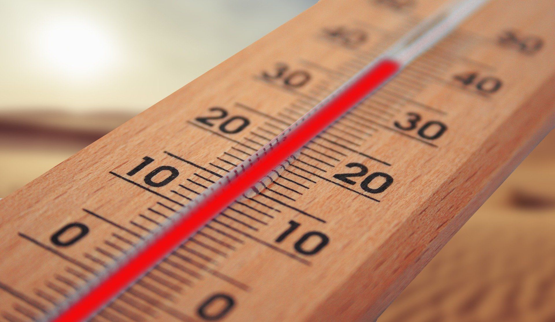 Een foto van een thermometer met een temperatuur van 40 graden.